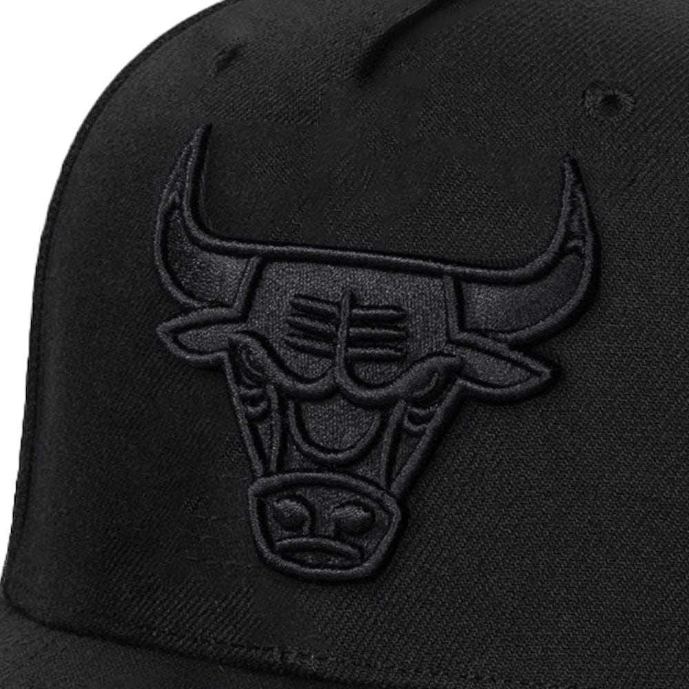 Mitchell & Ness Team Colour Logo MVP Snapback Chicago Bulls - Black / Black