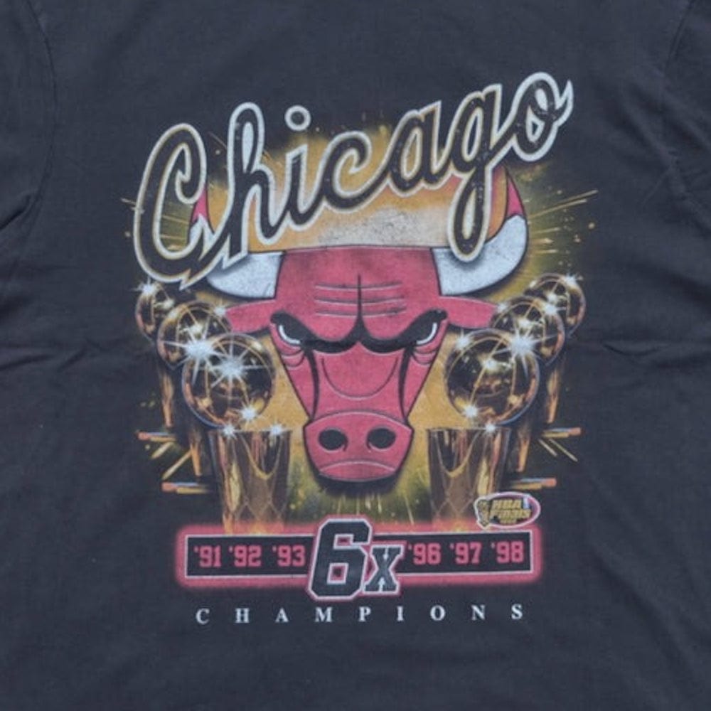 Mitchell & Ness 6X Champions Tee Chicago Bulls - Overdyed Black